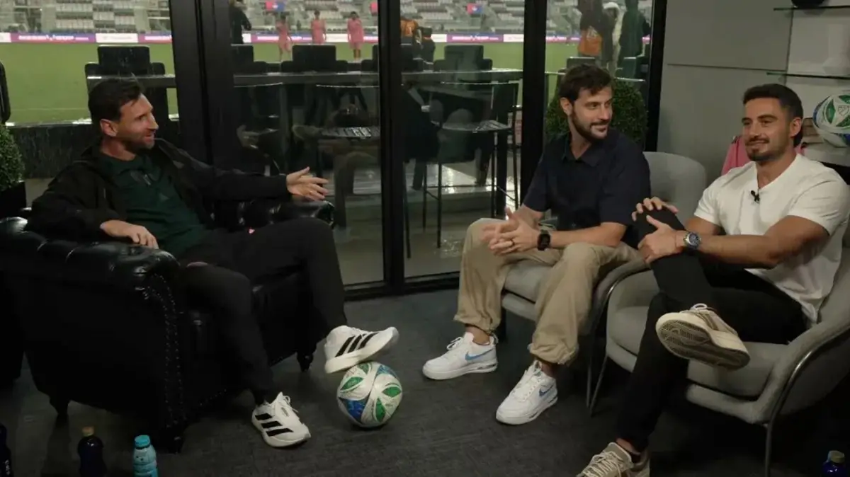 BUEN HUMOR. Messi se mostró en confianza junto a Nicolás Occhiato y Diego Leuco en una entrevista.
