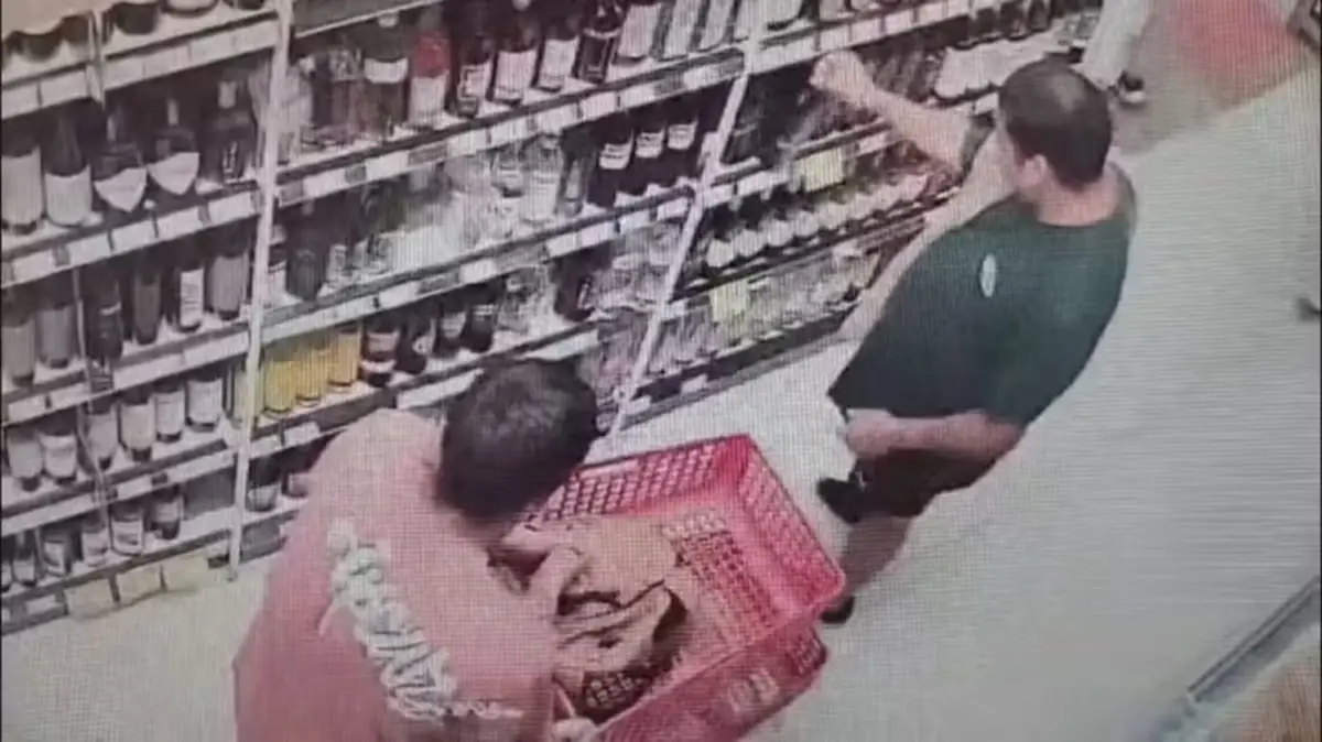 Detuvieron a dos argentinos en Brasil por el robo de whisky importado en un supermercado