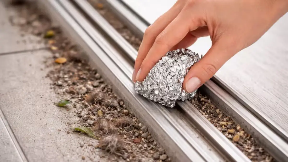 ¿Lo conocías? El truco del papel aluminio que deja impecables los rieles de las ventanas y mejora su deslizamiento