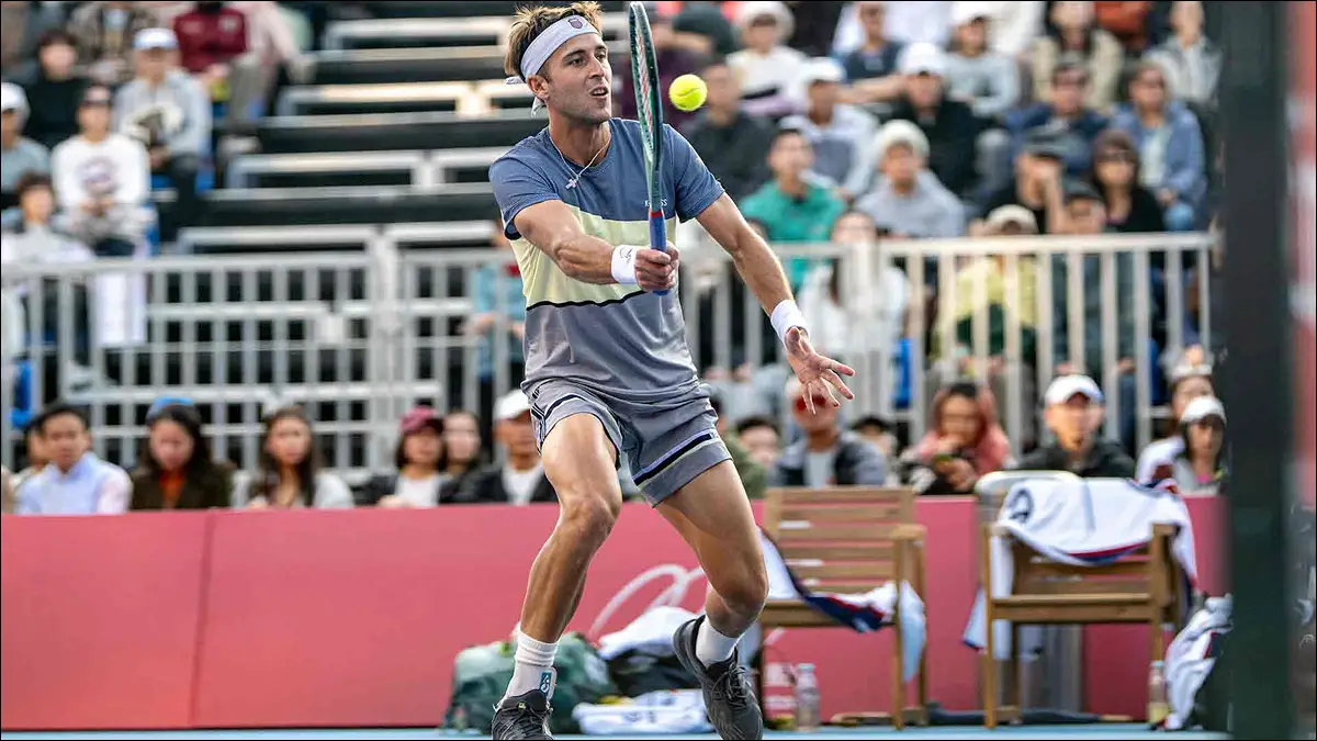 BUEN COMIENZO. Etcheverry celebró en Hong Kong su primer triunfo en un debut de temporada en el ATP Tour y se metió en los octavos de final.