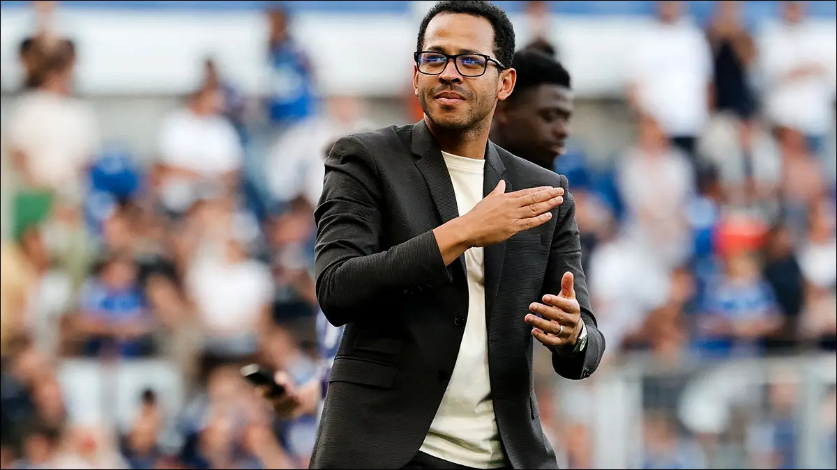 DEBUT. Liam Rosenior fue presentado como nuevo entrenador del Chelsea y firmó contrato hasta 2032.