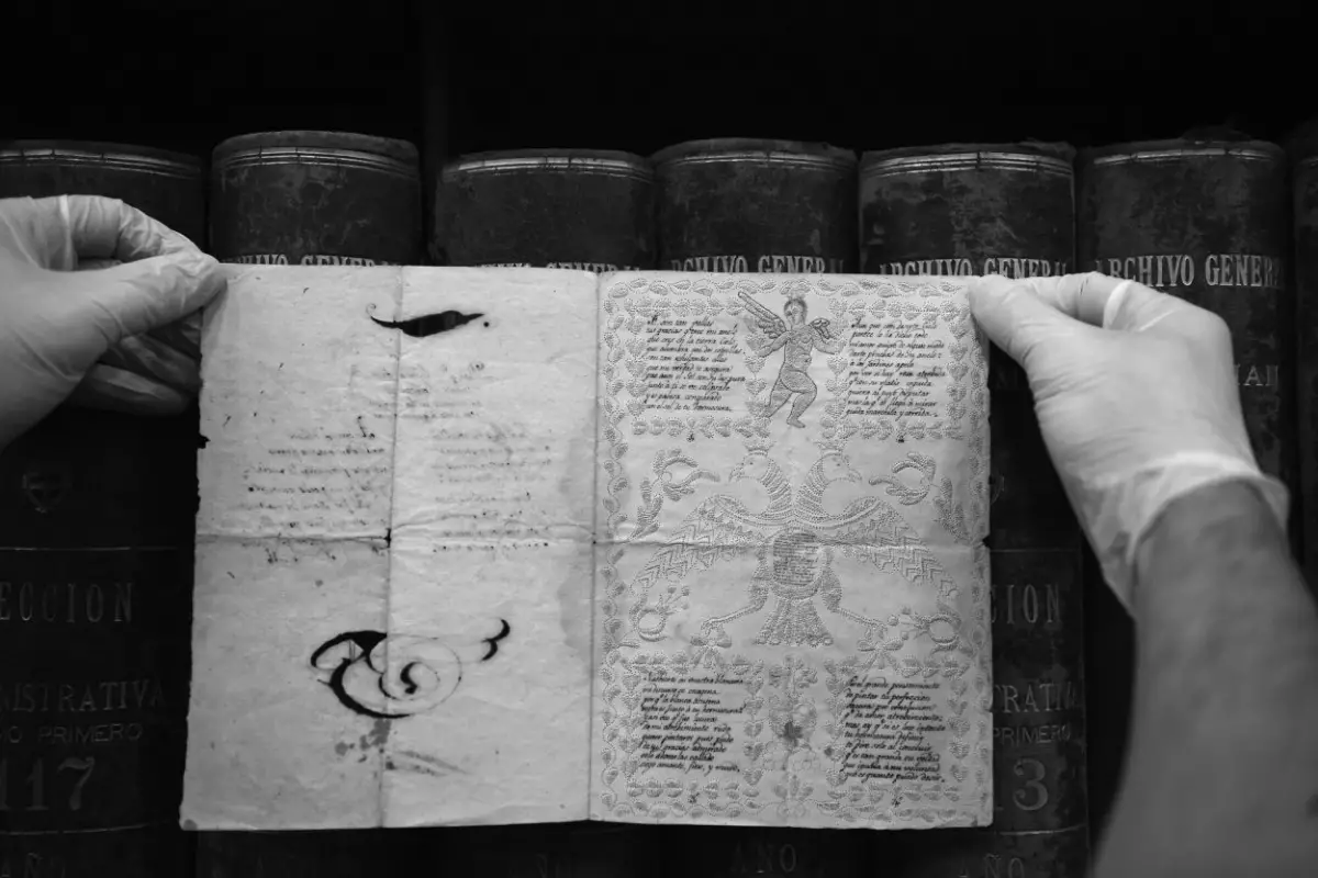 DELICADO. El papel se conserva en buen estado a pesar de los años. la gaceta / fotos de analía jaramillo