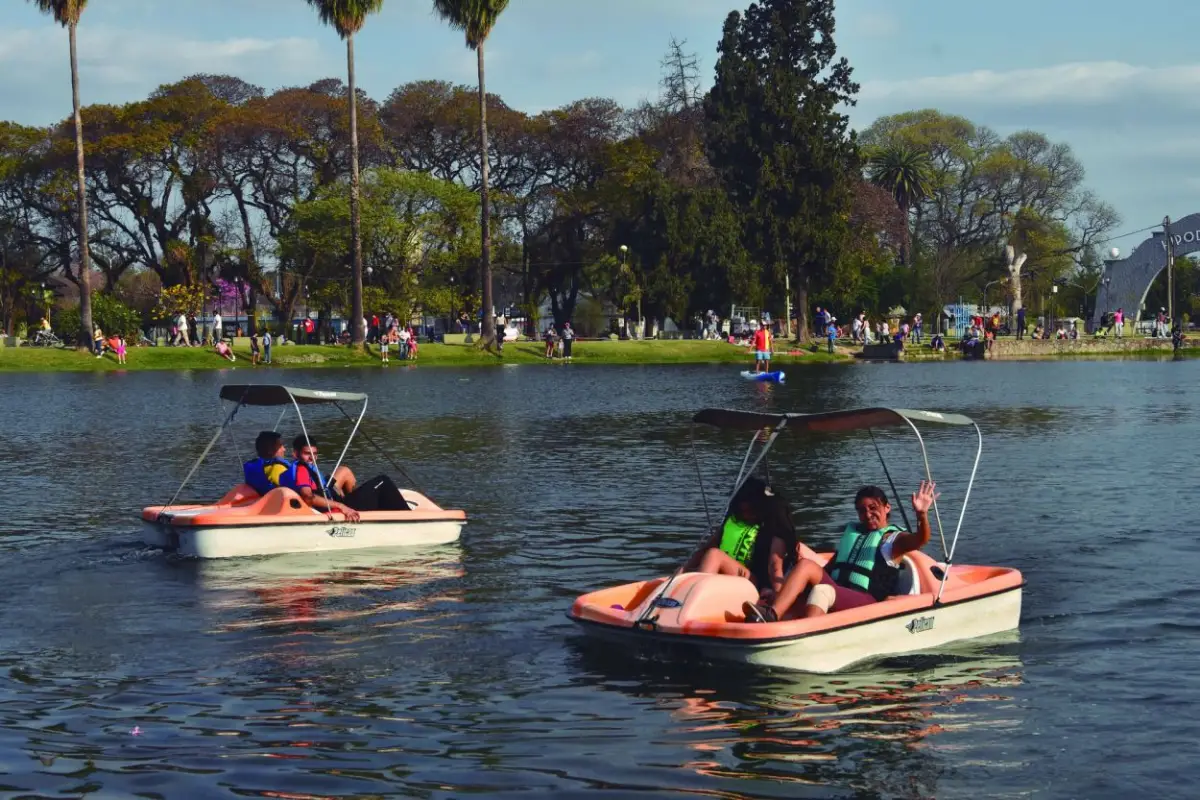 UN PASEO DIFERENTE. Recorrer las aguas del lago San Miguel es una de las actividades favoritas de gente de todas las edades este verano. la gaceta / archivo