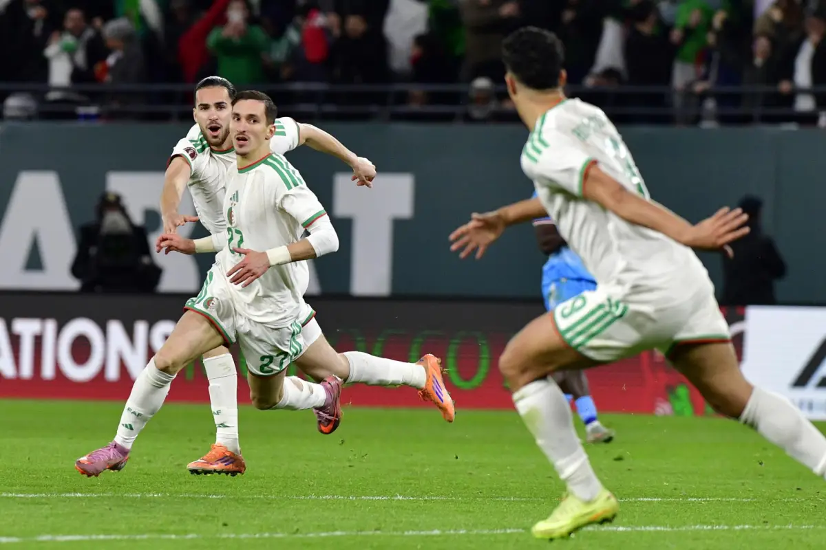 ALIVIO. Boulbina celebra el gol junto a sus compañeros cuando restaban dos minutos para terminar el alargue.