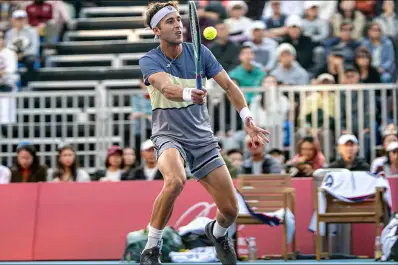 Tomás Etcheverry arrancó 2026 con el pie derecho y avanzó a octavos en Hong Kong