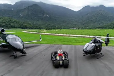 El increíble “garaje” que presentó Neymar en Brasil: jet privado, helicóptero y ¿un Batimóvil?