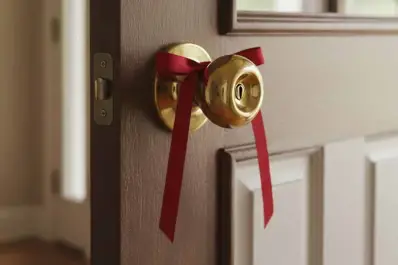 Por qué se coloca una cinta roja en la puerta el Día de Reyes