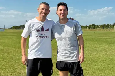 En sus últimos días en Rosario, Lionel Messi se encontró con un histórico de la Selección y recibió un reconocimiento