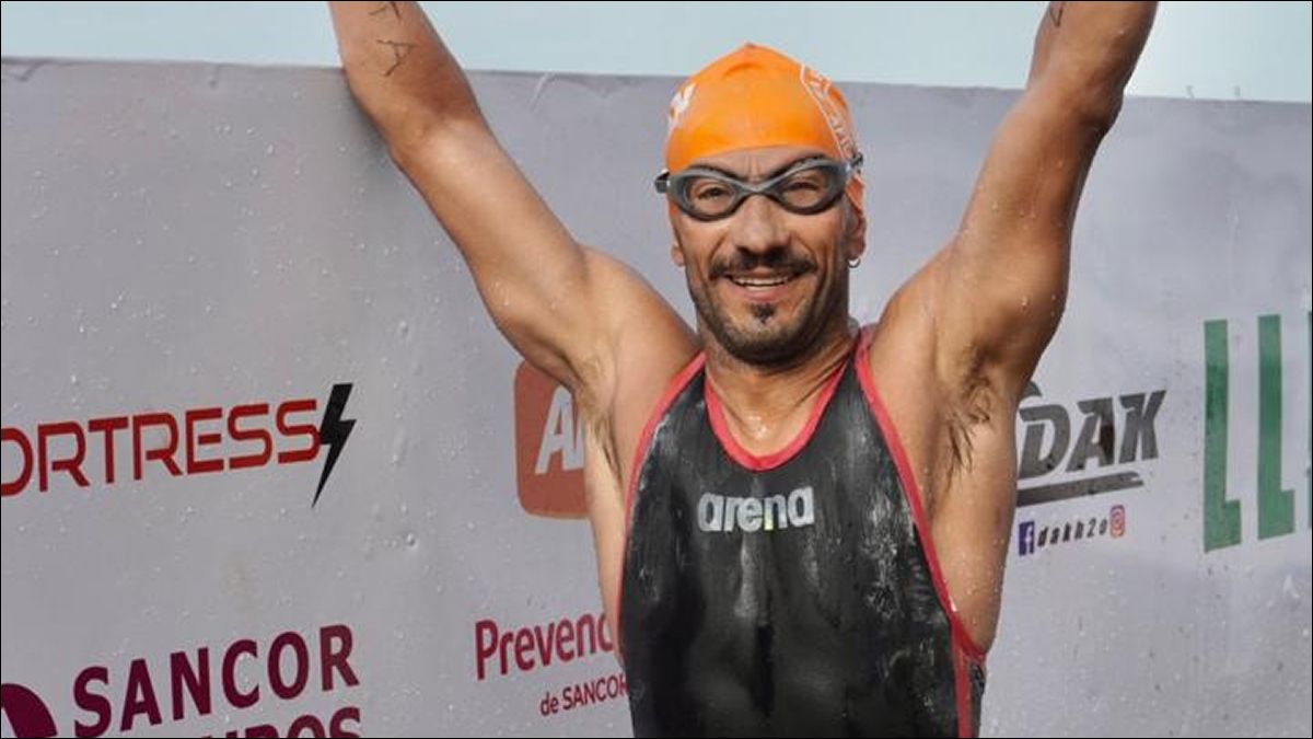 CRUCE HISTÓRICO. Fernández Figueroa, durante la travesía a nado del Río de la Plata, desafío que completó en 2025 y por el que fue distinguido en la Fiesta del Deporte de LA GACETA.