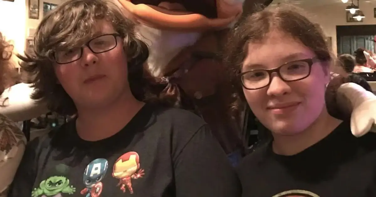 Un adolescente mató a su gemela a puñaladas y aseguró que estaba sonámbulo: un jurado lo declaró culpable