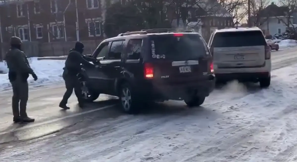 Conmoción en EEUU: un agente de ICE mató a tiros a una mujer durante un operativo migratorio