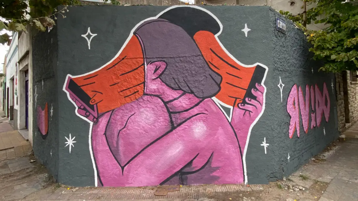 Mural en la isla Maciel, Buenos Aires, perteneciente al grupo Ruido, integrado por Vero Corrales y Fernando Gallucci. De su serie: Relación tóxica con los dispositivos móviles