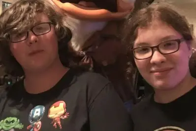 Un adolescente mató a su gemela a puñaladas y aseguró que estaba sonámbulo: un jurado lo declaró culpable