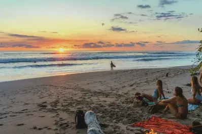 Vivir frente al mar y viajar barato: por qué los voluntariados costeros son furor entre jóvenes en 2026