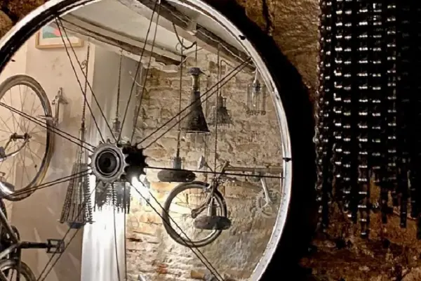 De Tucumán a Barcelona: el artista que transforma bicicletas en piezas únicas de diseño