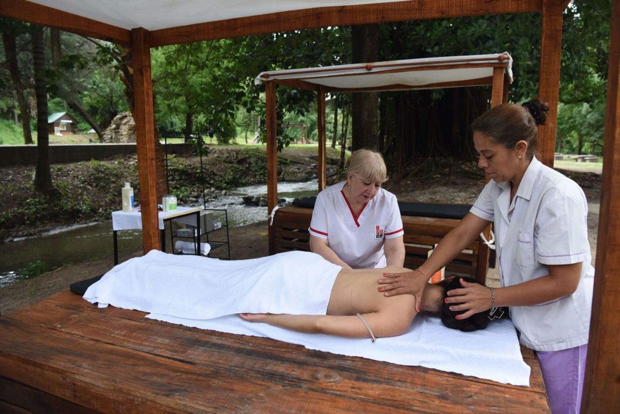 RELAX MÁXIMO. Entre árboles y con el sonido del agua, hay masajistas que ofrecen sus servicios en el espacio.