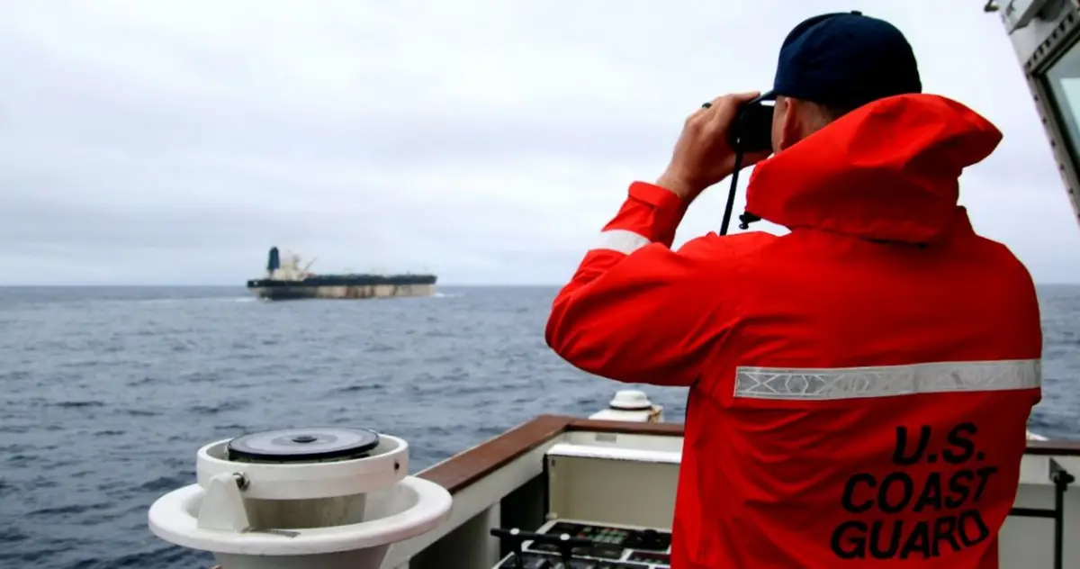EVASIVO. Para eludir a EEUU, la tripulación del Bella 1 pintó una bandera de Rusia en el casco y rebautizaron el buque como “Marinera”. afp
