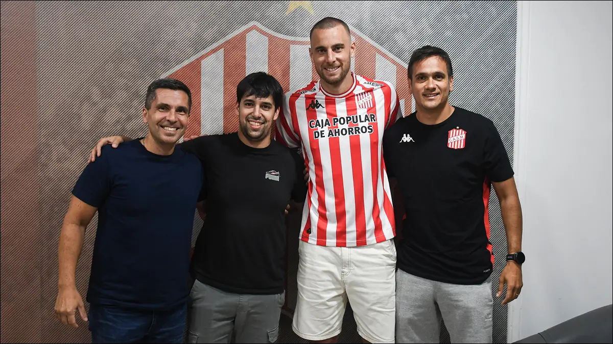 FIRMA Y PRESENTACIÓN. Nicolás “Fosa” Ferreyra selló su vínculo con San Martín junto al protesorero Franco Pinello, el prosecretario Gerónimo García Mirkin y el vicepresidente Rafael Ponce de León, en el acto formal que confirmó su llegada al “Santo”.