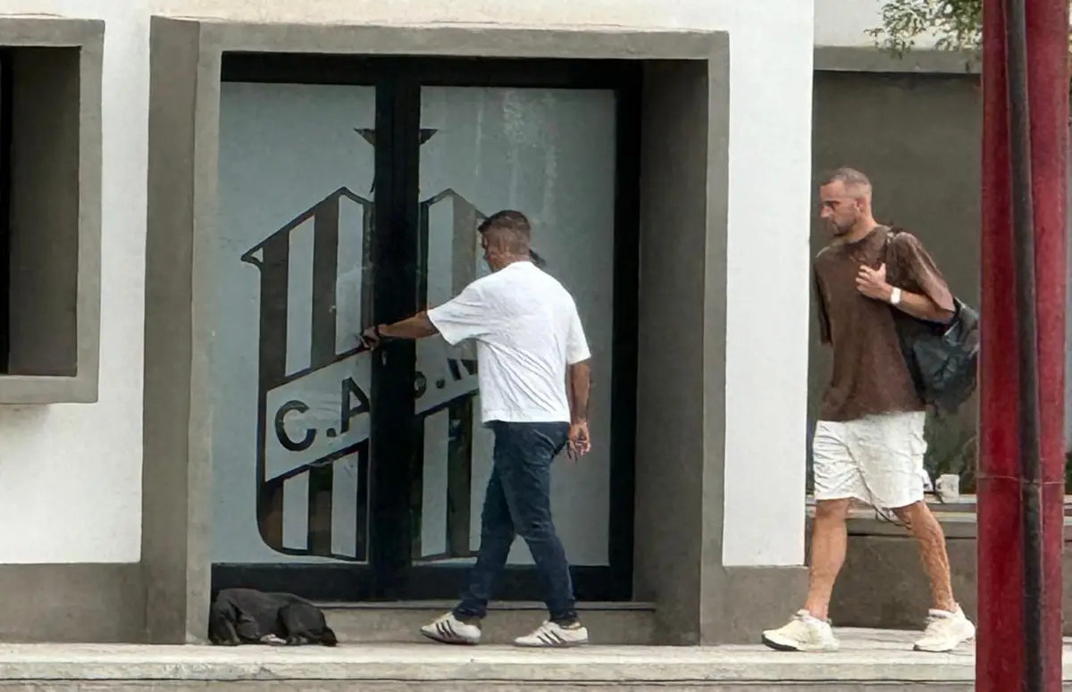 INGRESO. Facundo Pérez Castro abre la puerta de la pensión y lo acompaña Nicolás Ferreyra.