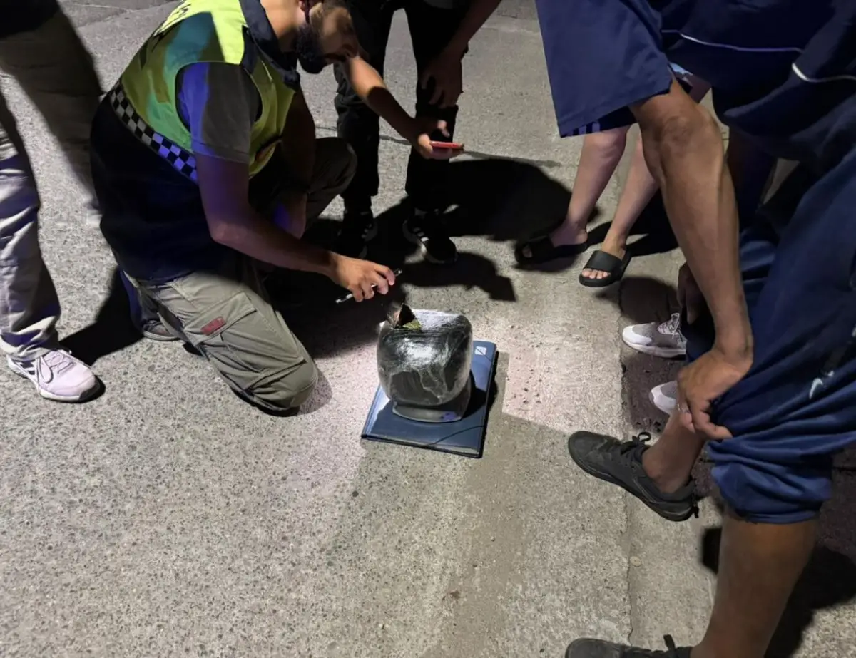 LA EVALUACIÓN DE LO SECUESTRADO. Vecinos del barrio aceptaron participar como testigos de los procedimientos realizados por la Policía.