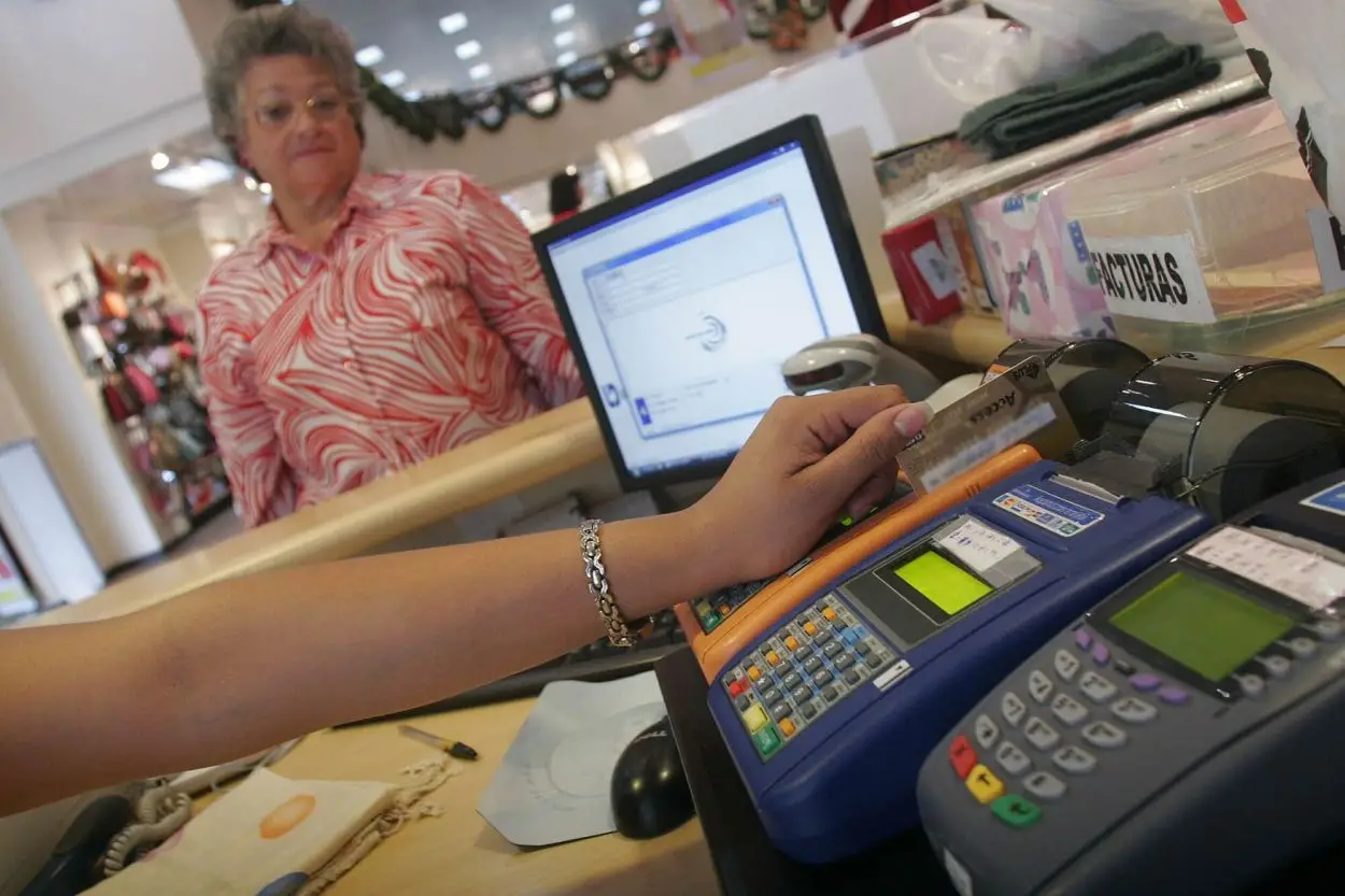 DINERO PLÁSTICO. Sin efectivo, los argentinos apelaron a las tarjetas para comprar regalos durante las fiestas. la gaceta / archivo