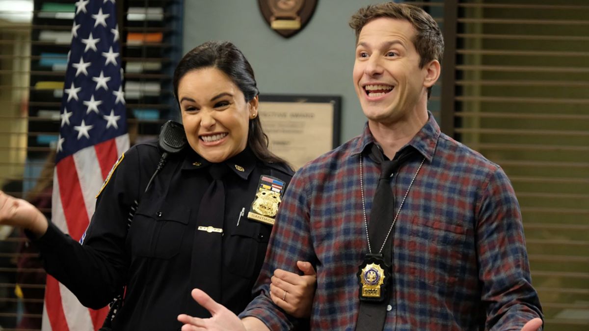 BROOKLYN 99. Comedia policial con episodios autoconclusivos, humor rápido y personajes que se entienden aunque mires capítulos sueltos. / NETFLIX