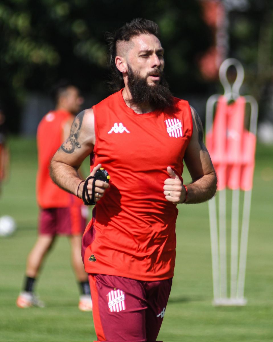 EN ACCIÓN. Parnisari lleva varios entrenamientos con el plantel profesional durante las jornadas a doble turno.
