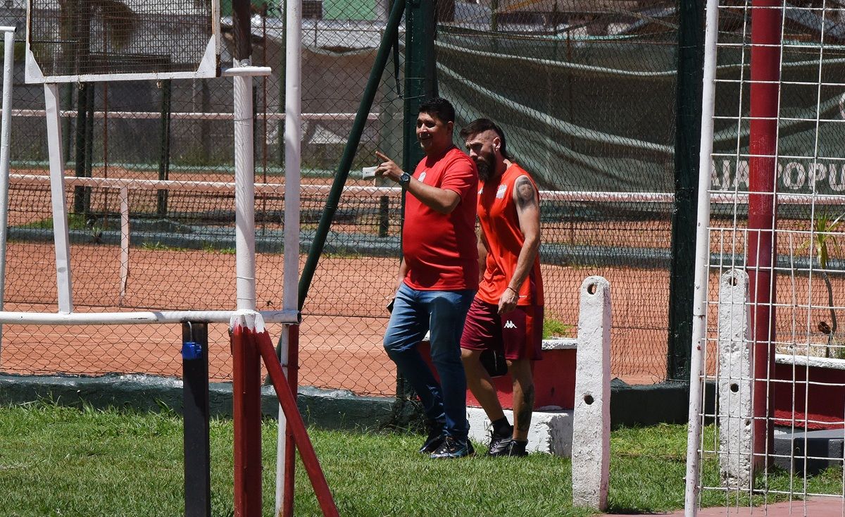 REFUERZO. Parnisari, que es acompañado por el dirigente Franco Ghiani, se dirige a la pensión para almorzar junto al resto del plantel.