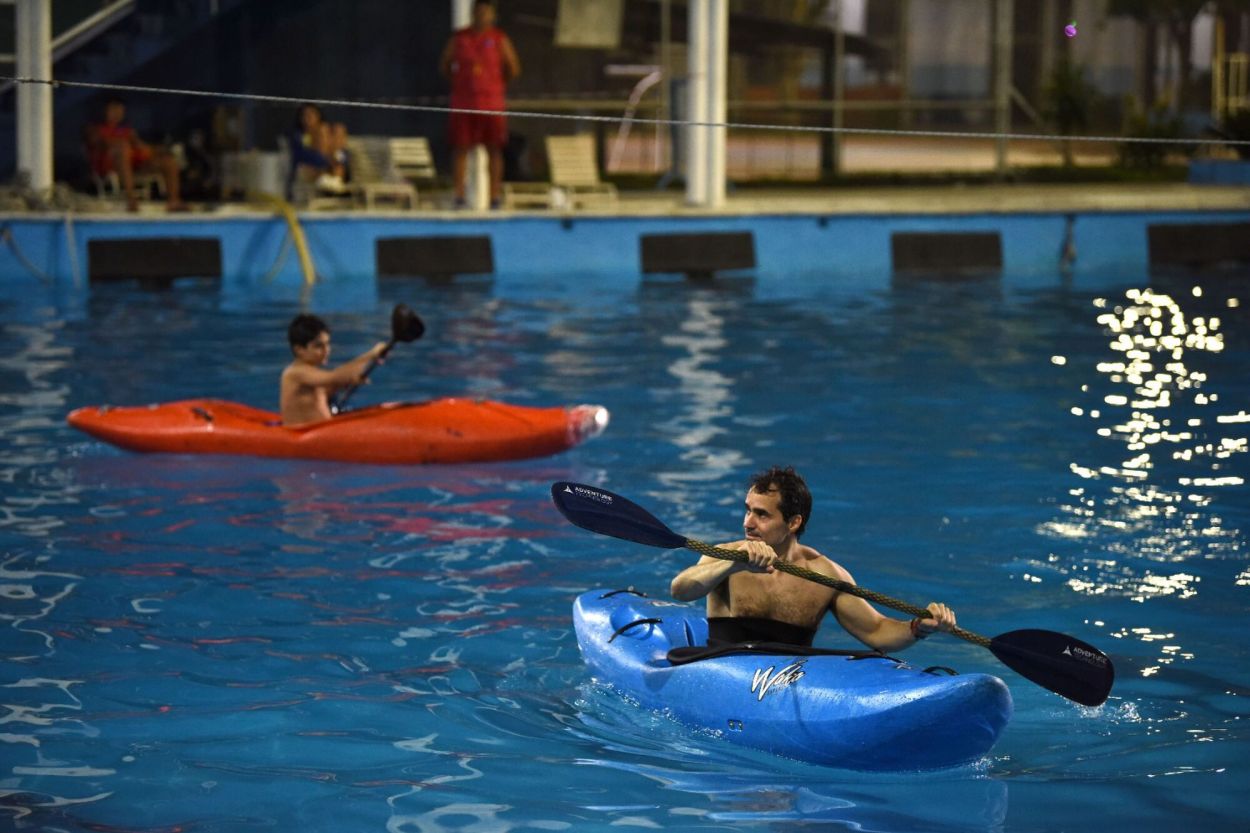 Lisandro aprende a remar en una pileta del Complejo Ledesma