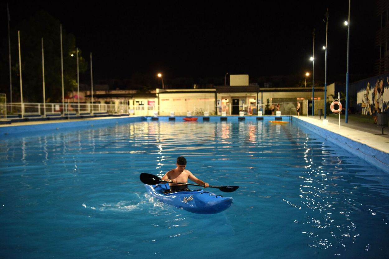 Lisandro aprende a remar en una pileta del Complejo Ledesma