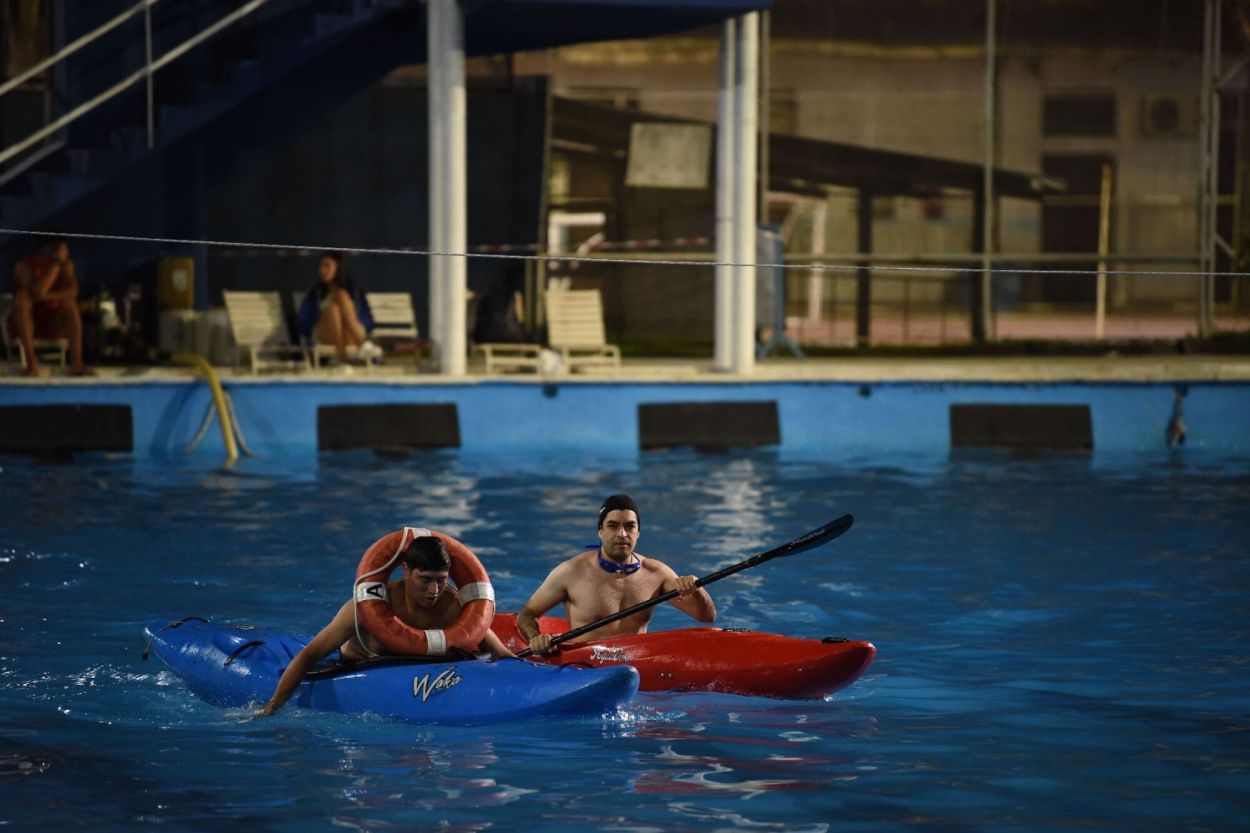 Lisandro aprende a remar en una pileta del Complejo Ledesma