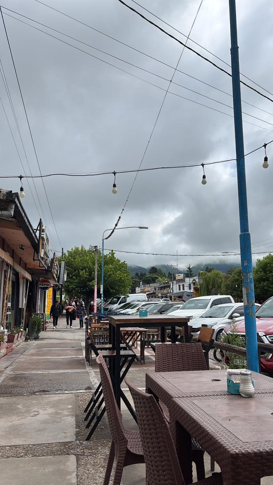 PASEOS. El buen clima de estos días invitó a recorrer la villa turística a pie.
