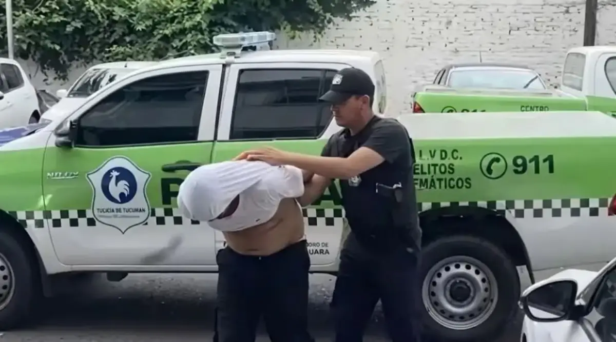 DETENCIÓN. El joven fue aprehendido mientras caminaba por la calle, un día después de que allanaran su casa.