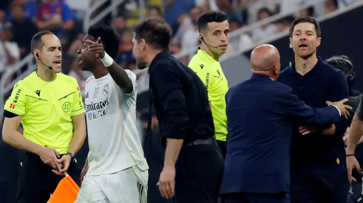 FUEGO CRUZADO. Un derbi caliente en la Supercopa de España. (Foto: Reuters).