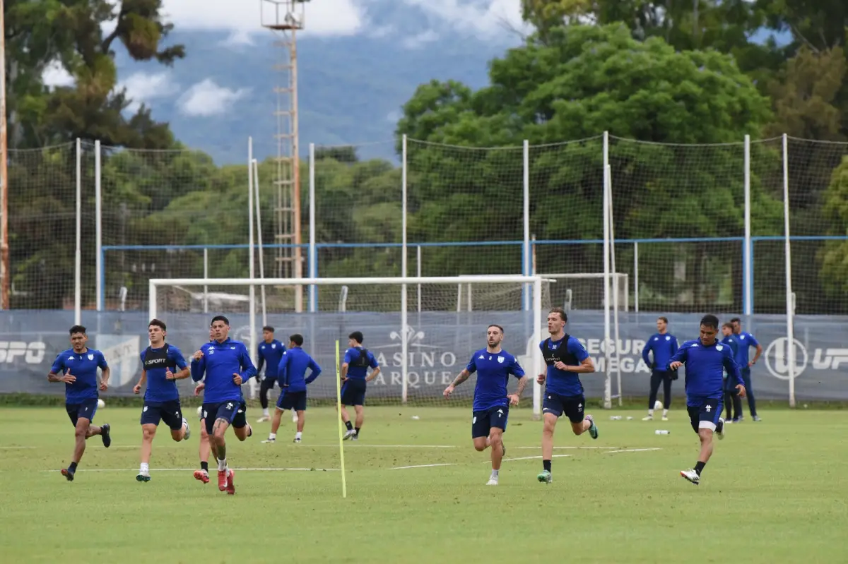 AFINANDO DETALLES. Atlético Tucumán ajusta las últimas piezas de cara a su gira por Uruguay, para disputar la Serie Río de la Plata por cuarta vez consecutiva. La delegación partirá mañana a las 18 a Buenos Aires.