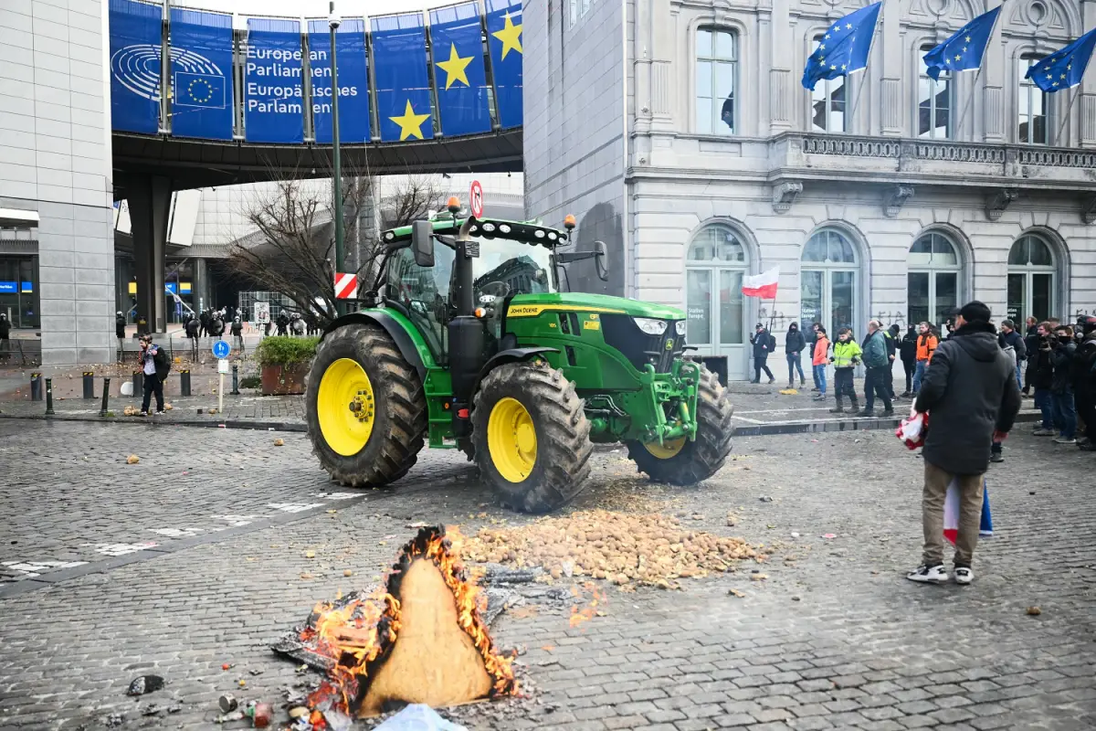 RECLAMO. Agricultores y un tractor estacionado frente al Parlamento Europeo, durante una protesta campesina para denunciar el acuerdo con el Mercosur. AFP 
