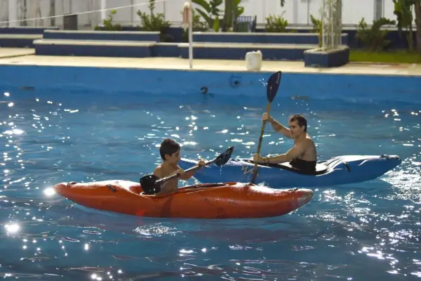 Lisandro aprende a remar en una pileta del Complejo Ledesma