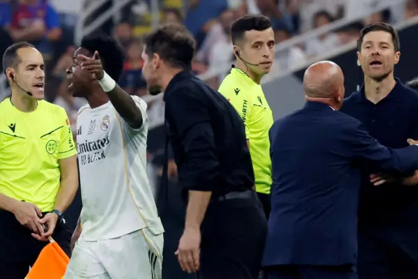 “No es un ejemplo”: Xabi Alonso explotó contra Diego Simeone tras el cruce con Vinícius