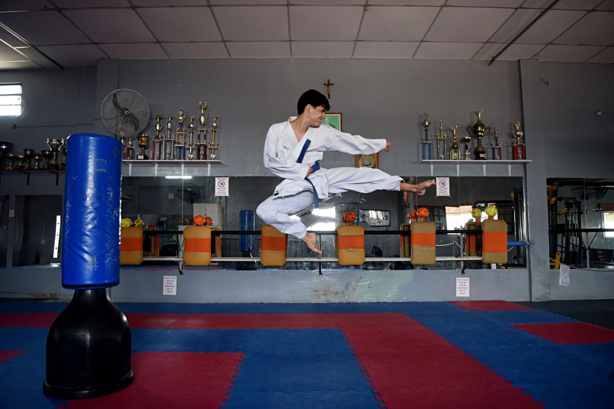 EN ACCIÓN. Fontana ejecuta una patada, durante un entrenamiento en el gimnasio ubicado en Santa Fe al 2400.