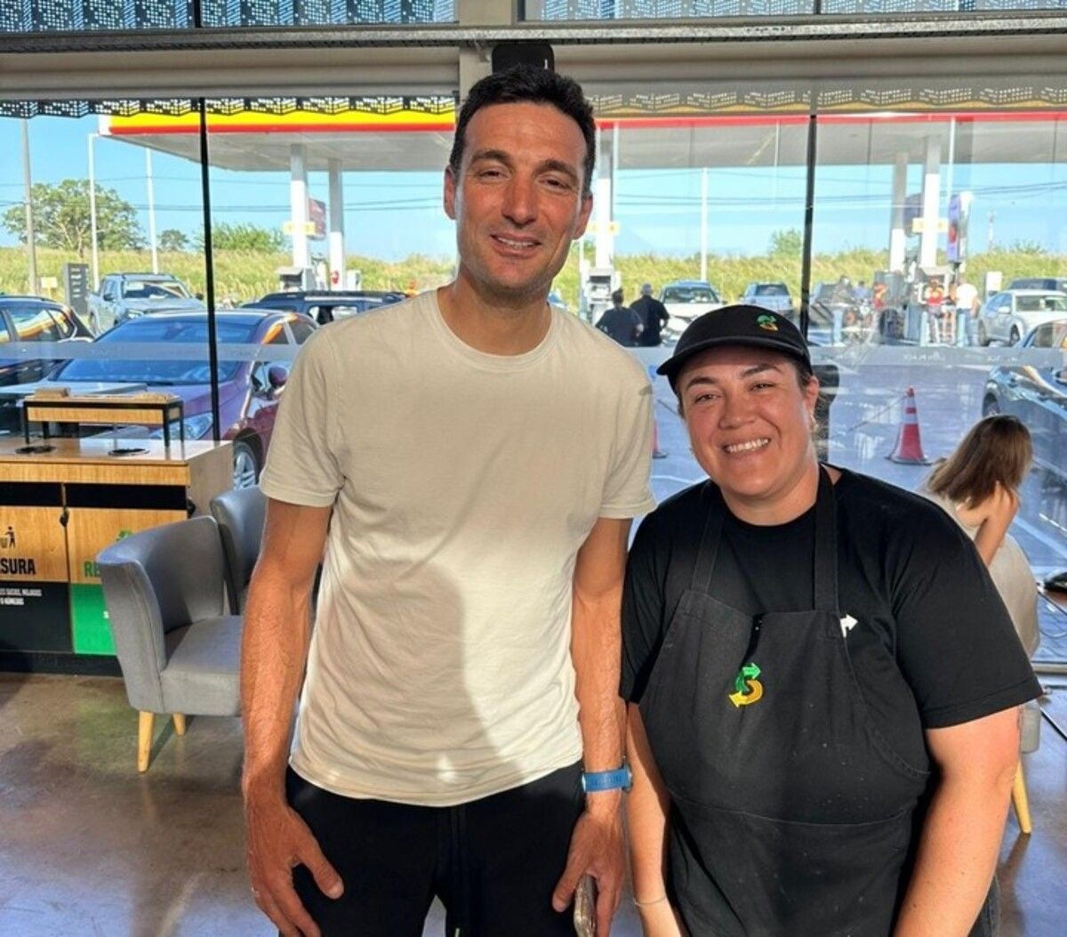 IN FRAGANTI. Foto sacada en la estación de servicio donde se llevó a cabo la reunión.