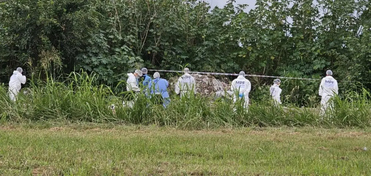 PERICIAS. Forenses del MPF trabajaron en el basural de las calles Williams Bliss y Federico Helguera.