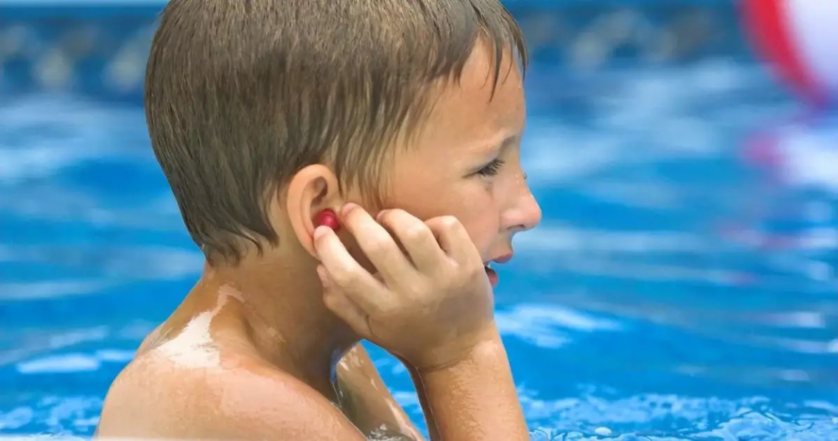Oídos bajo el agua: cómo  evitar las infecciones