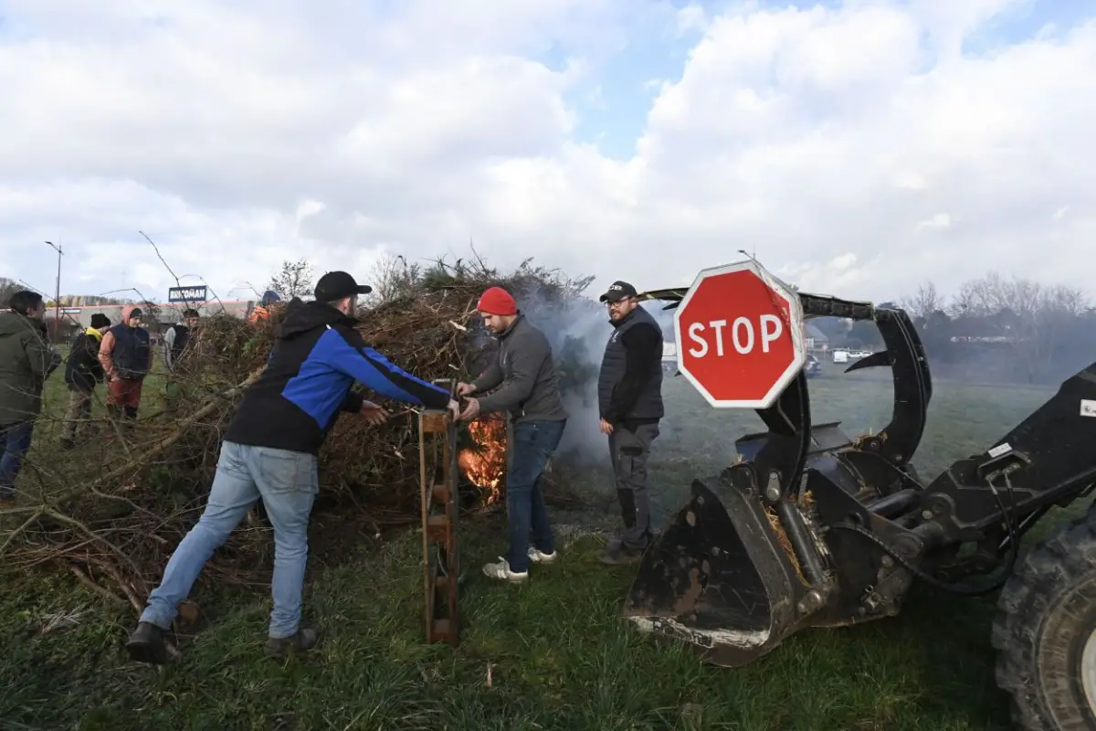 EN FRANCIA. Persisten las protestas de los productores galos. afp