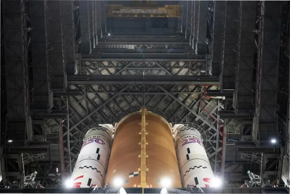 Una porción basal del cohete Artemis 2 Space Launch System de la NASA se observa dentro del Edificio de Ensamblaje de Vehículos del Centro Espacial Kennedy de la NASA en Florida. (Crédito de la imagen: NASA vía X/Space.com)