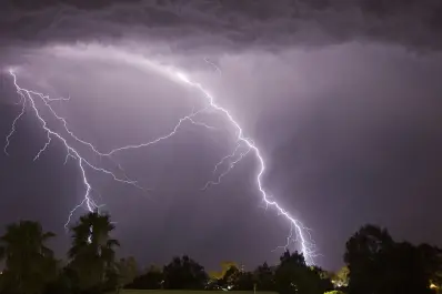 Hay alerta amarilla por tormentas en el norte y por vientos potentes en la costa
