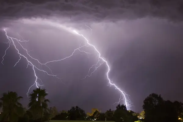 Hay alerta amarilla por tormentas en el norte y por vientos potentes en la costa