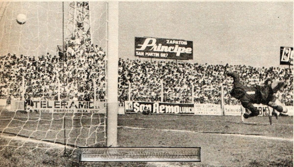 ESPECTACULAR. El adjetivo que eligió El Gráfico para definir el zapatazo de 35 metros de Villa. El gol del empate llegó en el momento más crítico del partido.