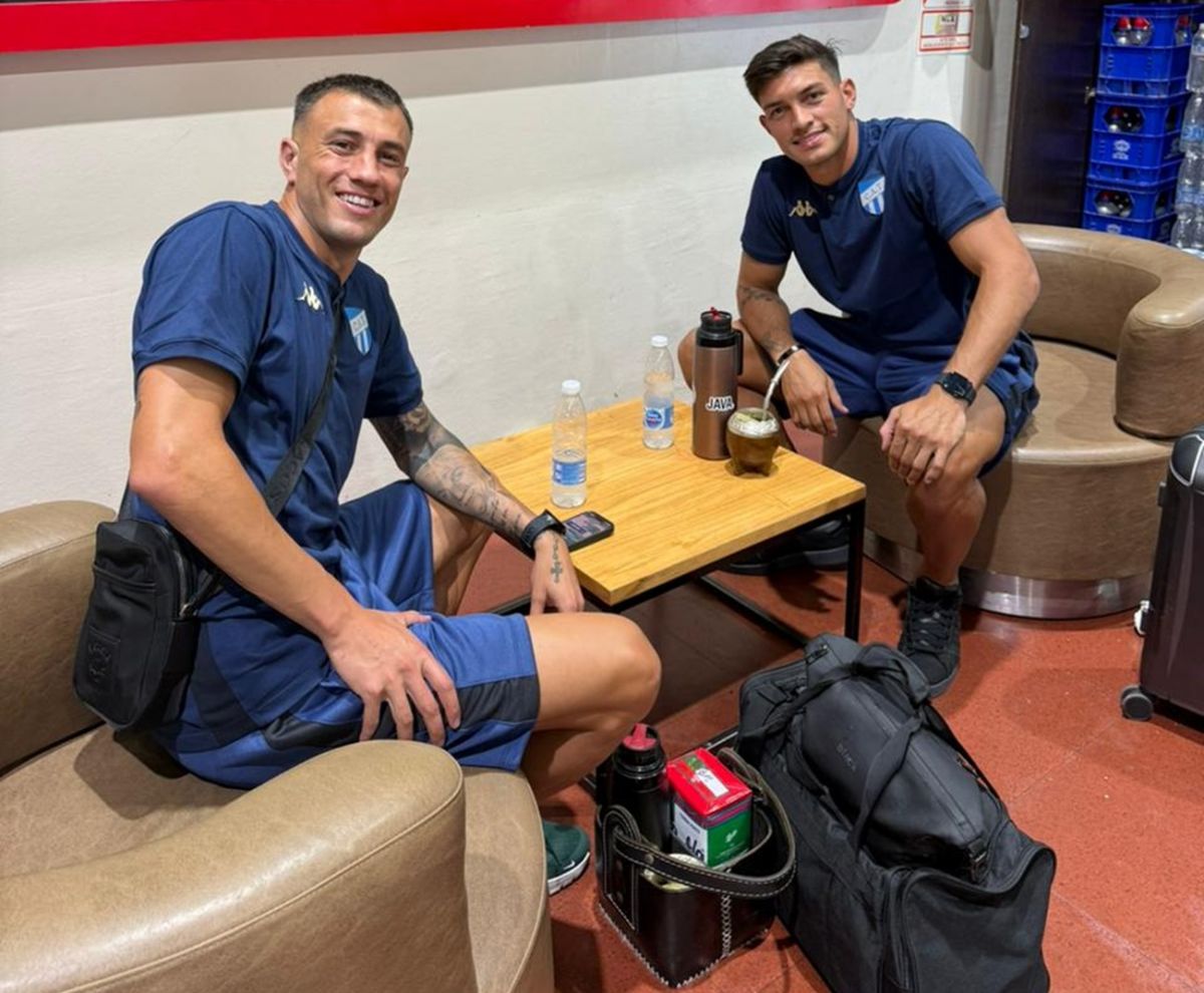 TODO LISTO. Compagnucci e Ingolotti cargan bolsos, parlantes y los infaltables kits de mate. 