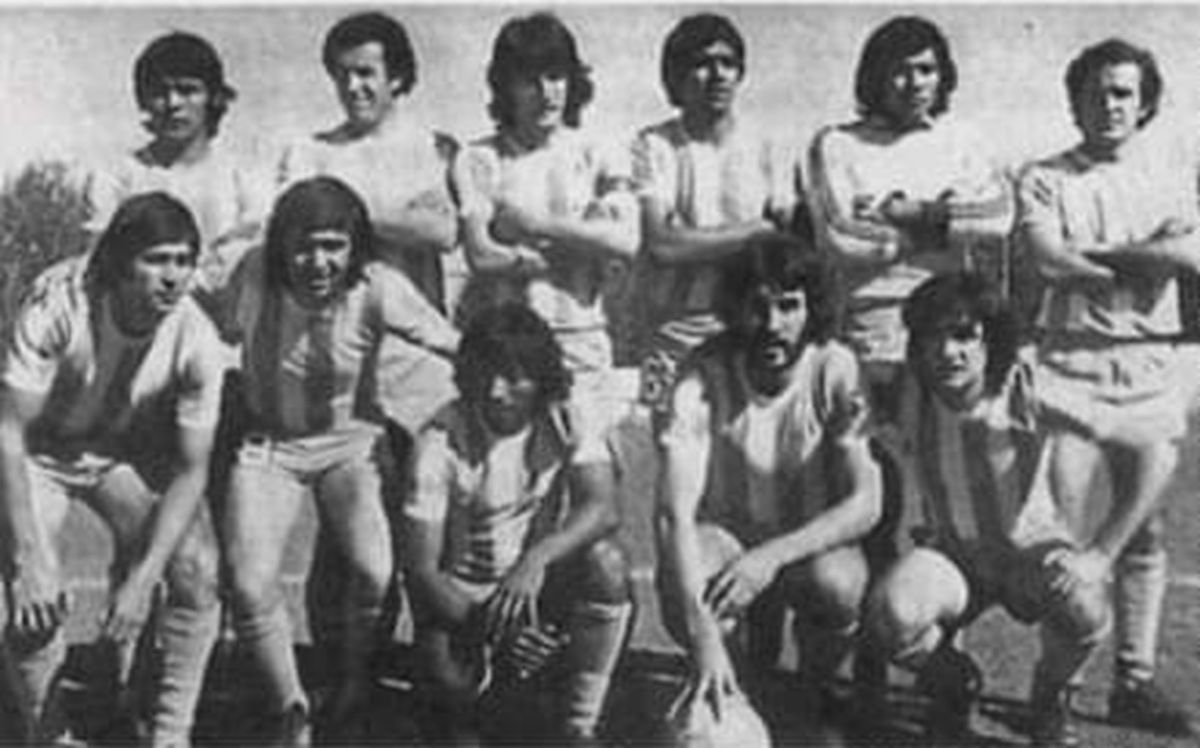 UN EQUIPO PARA EL RECUERDO El plantel de Atlético que hizo historia en 1975: campeón invicto de la Liga y puntero en su zona del Nacional y cuarto en el octagonal final. Arriba: Moreno, Arias, Palomba, Guerrero, Ruiz y Bulacio. Abajo: Dominé, Castro, Agüero, Villa y Ghiso.