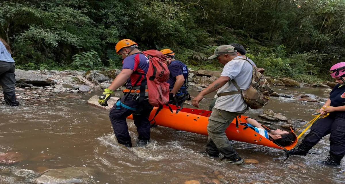 Bomberos Voluntarios de Yerba Bueba. Operativo de Rescate. Foto tomada de redes sociales. 